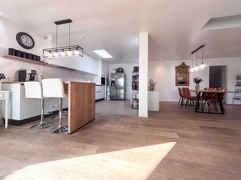 Droom je van een plek waar wonen, werken en genieten perfect samenkomen?<br />
Dan is dit pand absoluut het ontdekken waard!<br />
<br />
Deze eigendo