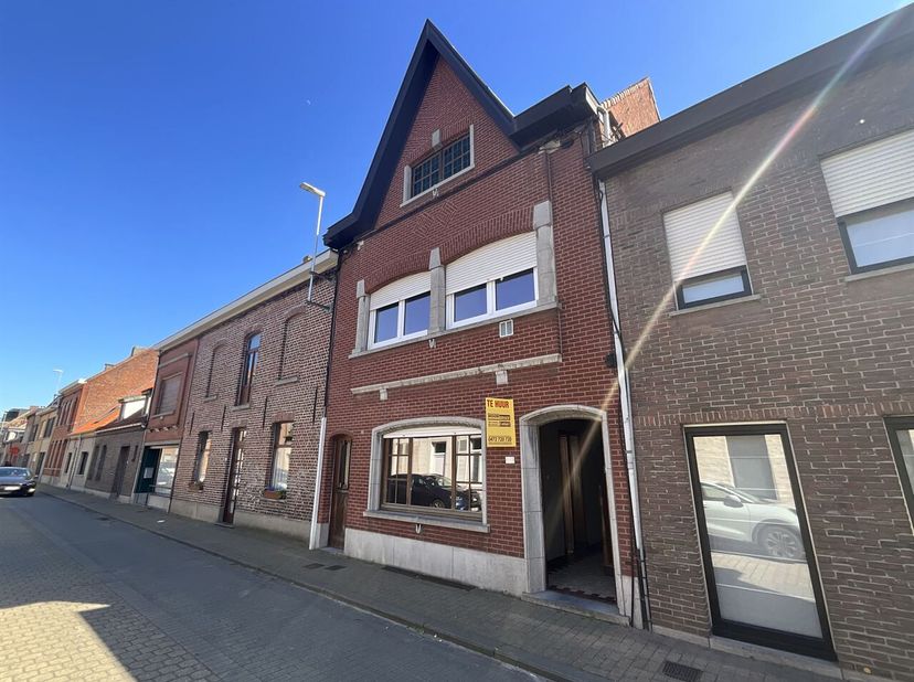 Ruime woning met statige gevel in het hart van Wevelgem, op 150m van het station, ruime inkom, aparte ingerichte keuken, terras, 3 slaapkamers, grote