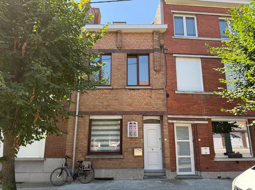 Op zoek naar een betaalbare woning met tal van mogelijkheden? Deze charmante rijwoning te Kortrijk combineert een praktische indeling met een ruime be