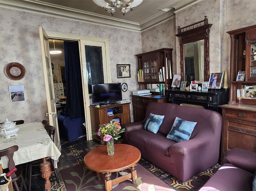 Te renoveren gebouw in het centrum van Péruwelz.<br />
Dit gebouw van 195m² is als volgt samengesteld:<br />
Begane grond: ontvangsthal, kantoor/kleed