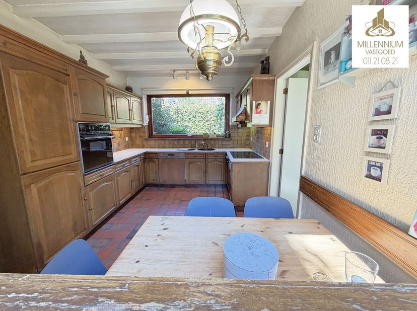 Te renoveren woning met uitzonderlijk potentieel in het centrum van Diepenbeek<br />
<br />
Centraal gelegen te renoveren woning met 3 slaapkamers,