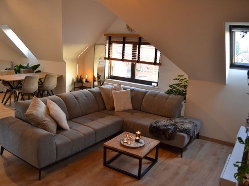 Dit gezellige dakappartement combineert sfeer, rust en een uitstekende ligging vlak bij het centrum van Vosselaar.<br />
Het bevindt zich op de bovens