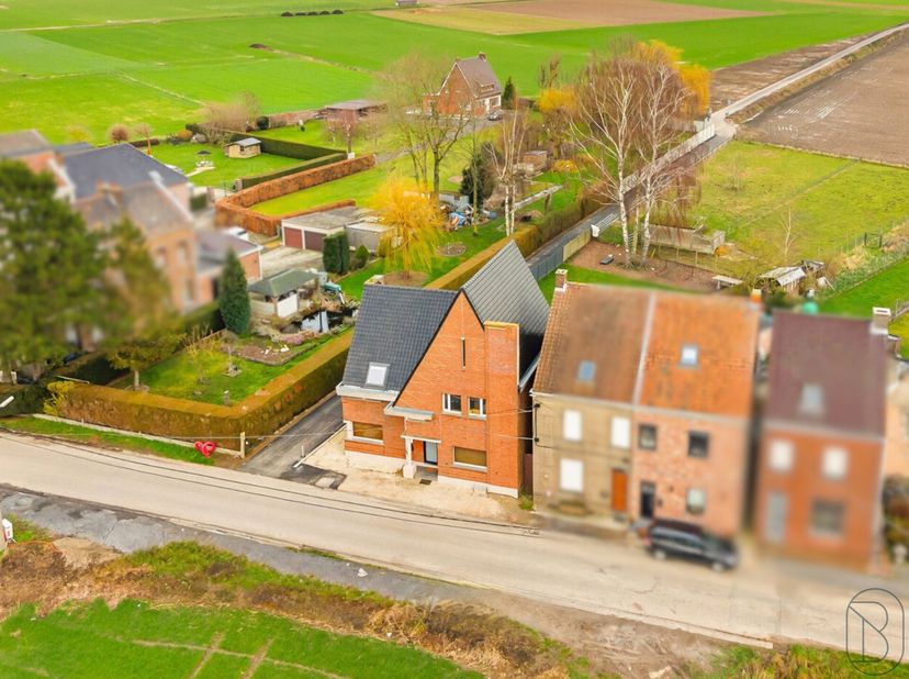 Prachtig gelegen en gerenoveerde woning met super ligging midden in de velden, waar rust, privacy en open zichten centraal staan. Deze kwalitatief afg