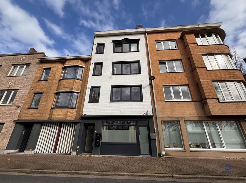 Op een gunstige locatie in Oostende bevindt zich deze volledige appartementsblok bestaande uit vier ruime appartementen, gelegen aan de Dokter Eduard