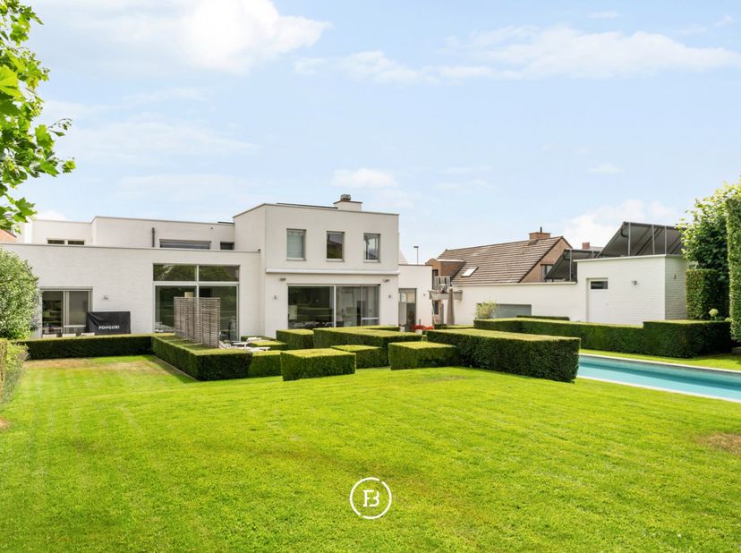 Deze vrijstaande, hedendaagse villa bevindt zich op een ruim perceel van meer dan 1.500 m² en combineert royale woonvolumes met een volwaardige, afzon