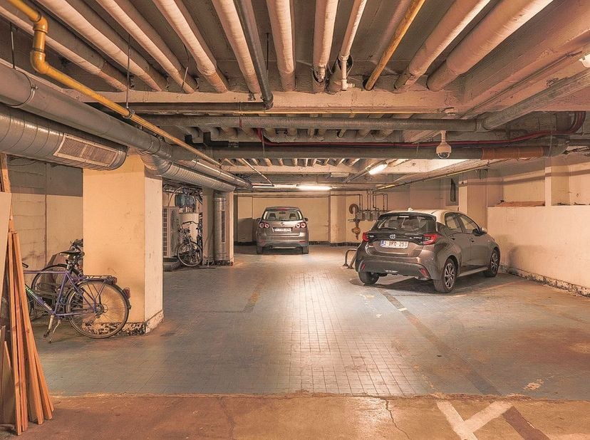 Op de hoek van de Noordstraat, Contributiestraat en Waldamkaai vind je deze vlot toegankelijke parkeerplek in een modern, afgesloten en beveiligd comp