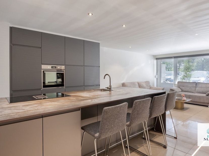 In de Elektriciteitstraat 27 bus 5 te Mechelen bevindt zich dit smaakvol gerenoveerde gelijkvloerse appartement met een bewoonbare oppervlakte van cir