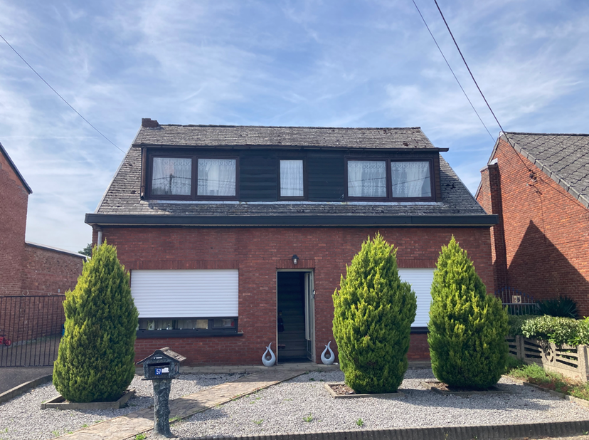 OP TE FRISSEN WONING -<br />
<br />
Rustig gelegen.<br />
- gelijkvloers: inkomhal met trap, living, keuken, veranda, 2 slaapkamers, berging/technisch