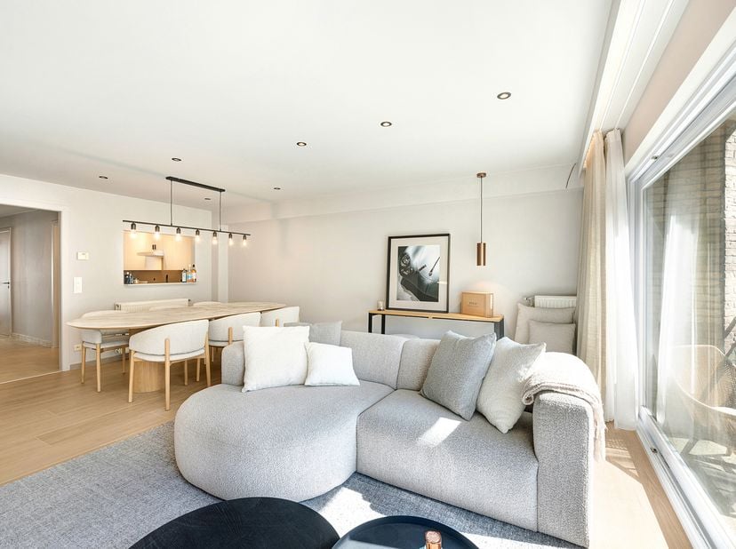 Ruim appartement met twee slaapkamers, gelegen op een centrale locatie aan de Parmentierlaan, vlak bij winkels, het centrum en op wandelafstand van de