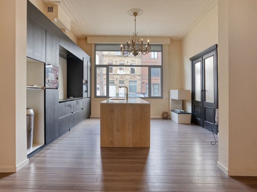 In Ieper, op een steenworp van de Grote Markt, bevindt zich deze grotendeels gerenoveerde halfopen herenwoning met een indrukwekkende bruikbare vloero