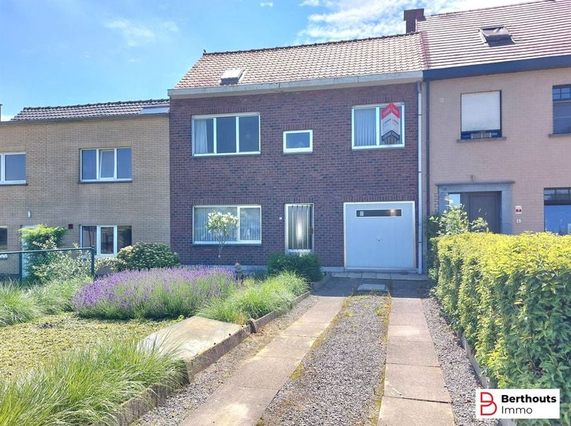 Super gelegen rijwoning met terras, voortuin alsook een garage met mooi zicht op de velden.<br />
 De gelijkvloers heeft een gezellige living met aan