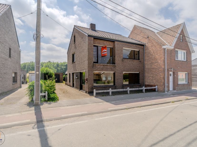 In een groene omgeving nabij het centrum van Kluizen (Evergem) bevindt zich deze charmante halfopen bebouwing met een prachtig uitzicht op de achterli