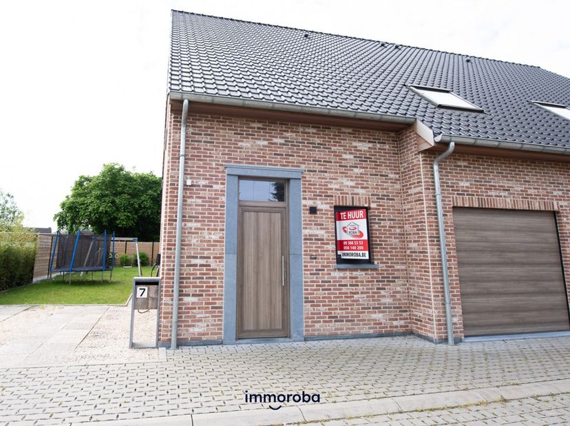 Deze ENERGIEZUINIGE recente woning is gelegen in een zeer rustige en groene omgeving. <br />
Toch dichtbij alle winkels, scholen, invalswegen,...<br /