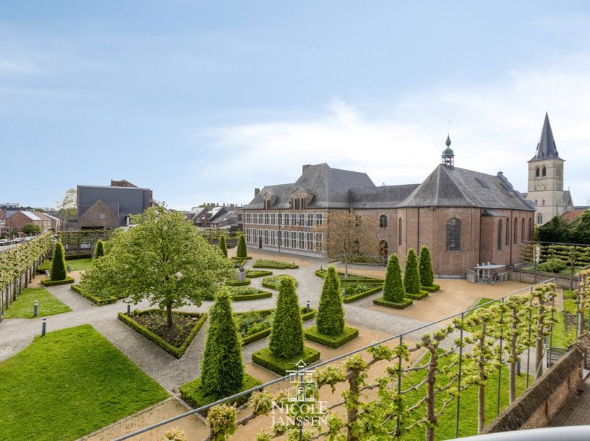 Dit zeer ruime appartement met maar liefst 176m² bruikbare woonoppervlakte werd recent helemaal opgefrist.  Men kan volledig leven op de eerste etage
