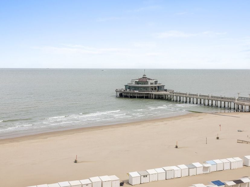 Blankenberge: Instapklaar appartement met zeezicht, 3 slaapkamers en terras te koop! Op de 8e verdieping van residentie "Romantica", gelegen op de Zee