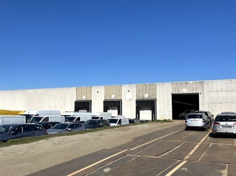 Entrepôt de 7 218m² (extensible à 23 615m² d'entrepôt) avec possibilité de bureaux et 3000m² d'espace extérieur<br />
Emplacement : dans le parc indus