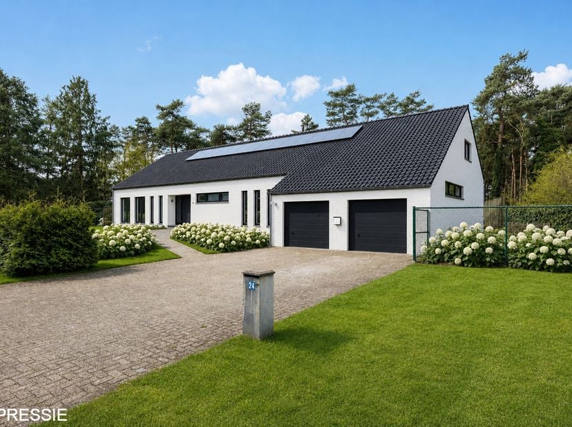 Ontdek deze ruime, recent gerenoveerde villa die gelegen is op een prachtig perceel van maar liefst 2.430 m² met ideale zuidwestoriëntatie, waar u in