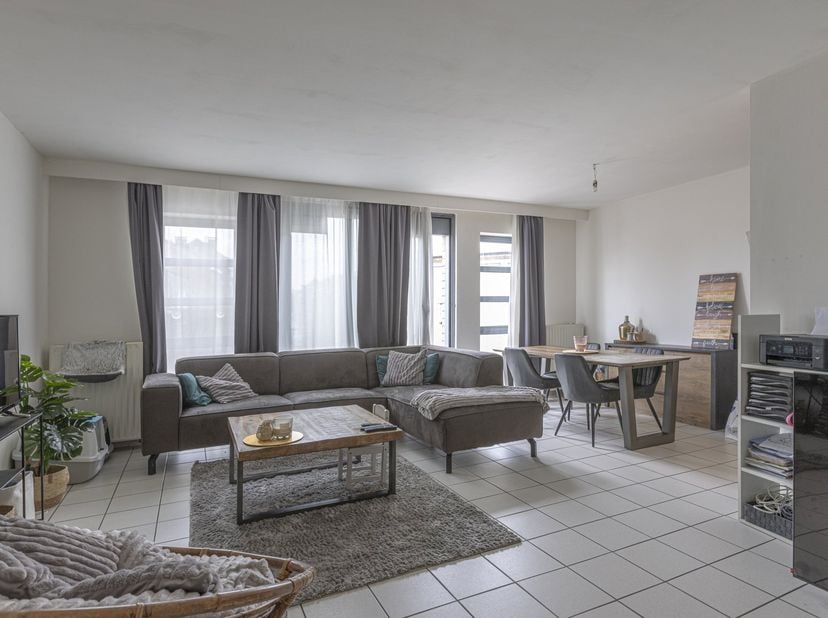 Ruim en verzorgd appartement met twee slaapkamers en terras op de tweede verdieping.<br />
<br />
Gelegen op de tweede verdieping, bereikbaar met trap