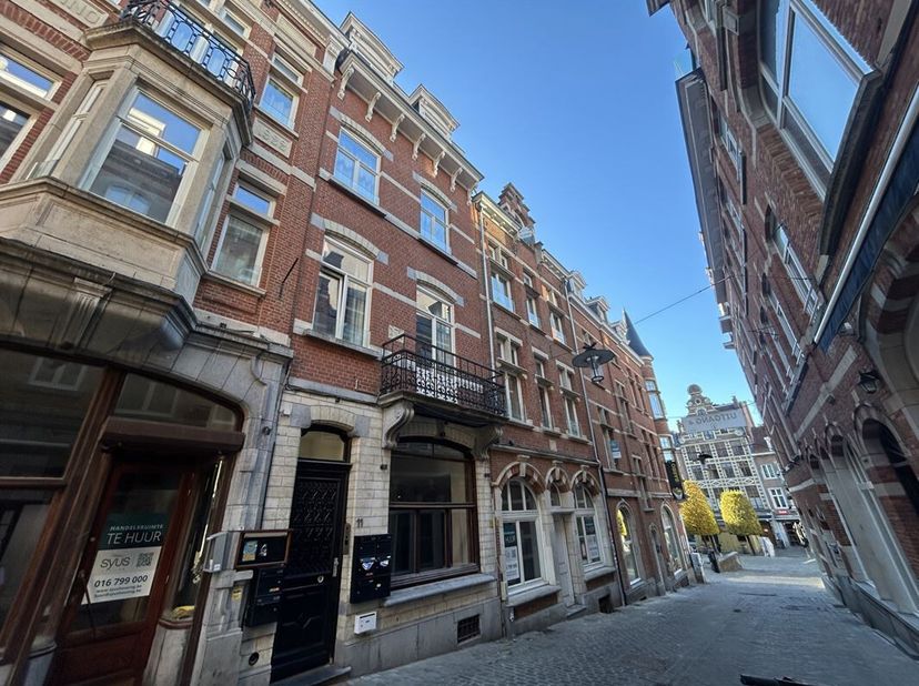 Niet op de Oude Markt maar in de Krakenstraat, nabij de Oude Markt kan u deze prachtige studentenkamer vinden. Deze locatie is de ideale uitvalsbasis
