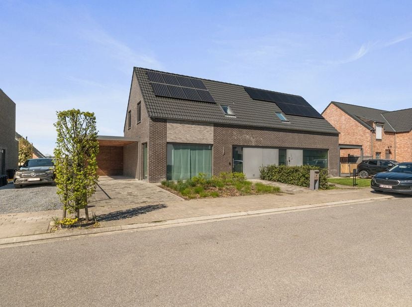 Recente en energiezuinige woning gelegen in een rustige wijk te Anzegem, op een centrale locatie vlakbij het centrum en belangrijke invalswegen. De wo