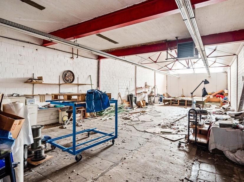 Op zoek naar een eigendom met tal van mogelijkheden? Dan is deze woning op een centrale locatie met een vlotte verbinding naar omliggende gemeenten en