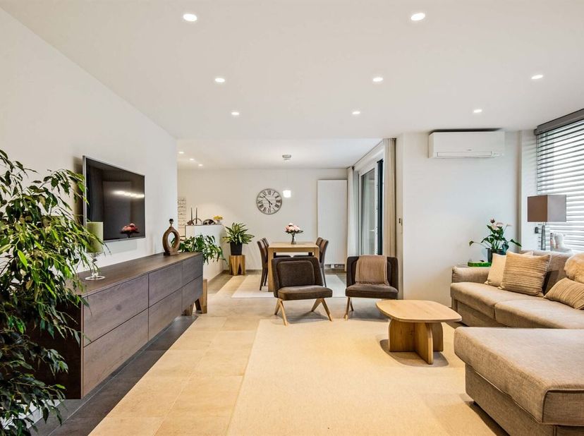 Gerenoveerd appartement met 1 slaapkamer en terras te koop!<br />
Ligging:<br />
Dit instapklare appartement bevindt zich op het Rucaplein in Wilrijk,