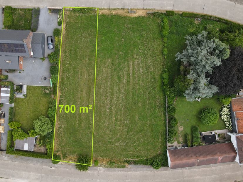 Bouwgrond van 700 m&amp;sup2;!<br />
Gelegen in een rustige omgeving, profiteert dit perceel van een zeer mooie ligging, dicht bij alle voorzieningen.<br