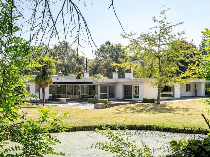Op een uitzonderlijk ruim perceel van ca. 4.000 m², idyllisch gelegen aan de Ganzeplas in Aalter, vinden we deze karaktervolle laagbouwvilla met een a