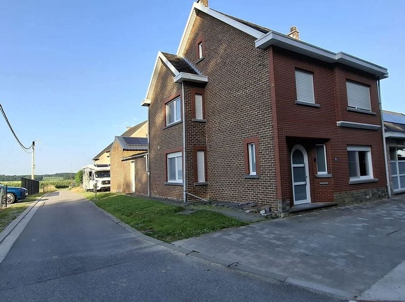 Deze ruime woonst met mogelijkheden is zeer rustig gelegen. <br />
Er is 324m² aan gebruiksoppervlakte. <br />
Indeling:<br />
- kelder (1 plaats)<br
