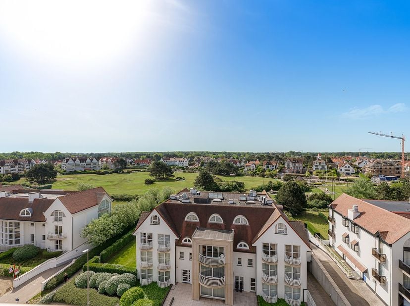 Dit prachtig gerenoveerde penthouse bevindt zich op de prestigieuze Kustlaan en combineert luxueus wooncomfort met een adembenemend uitzicht over Het