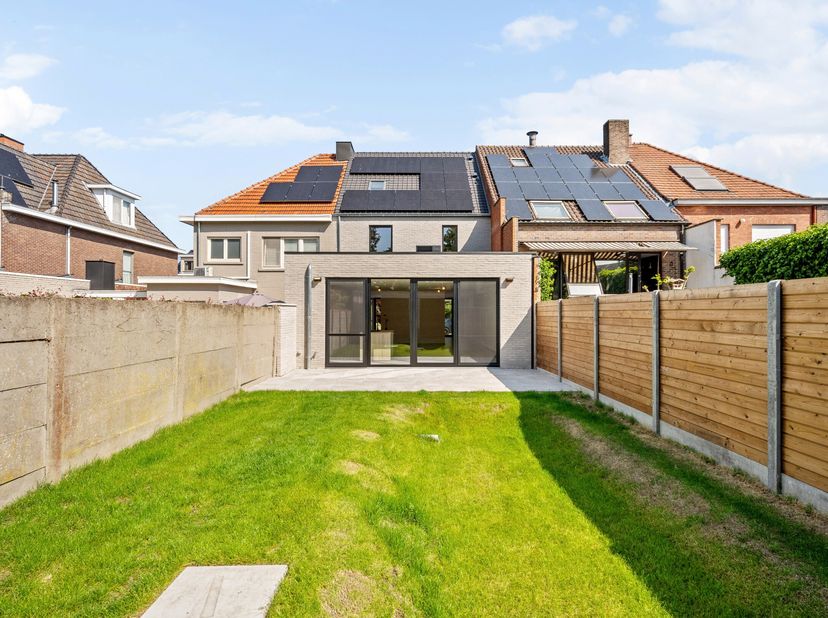 Deze BEN nieuwbouwwoning is gelegen op een rustige locatie te Turnhout. Vlakbij het centrum en op wandelafstand van winkels, school en openbaar vervoe