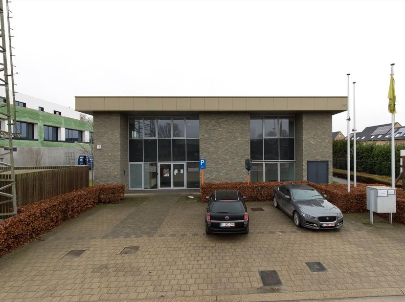 TE HUUR: kantoor met totale oppervlakte van 800 m².<br />
Beschikbare modules:<br />
* 400 m²<br />
* 800 m²<br />
* 1200 m²<br />
* 1600 m²