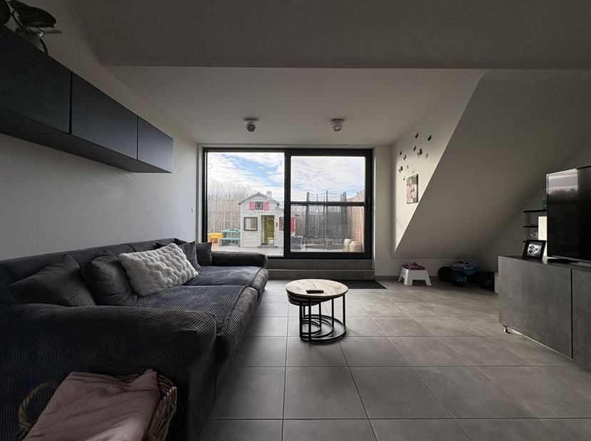 Energiezuinig duplex-appartement met 2 slaapkamers, ruim terras en carport <br />
Het appartement is gelegen in een kleinschalige residentie met een s