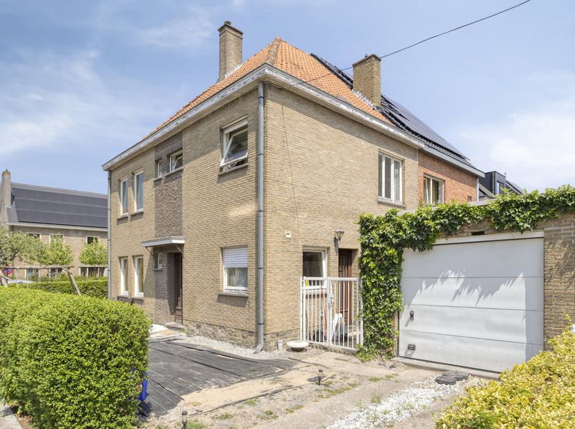 Bent u op zoek naar een woning die u volledig naar uw eigen smaak kunt renoveren? Dan is deze halfopen bebouwing aan de Flamingostraat 19 te Gent een