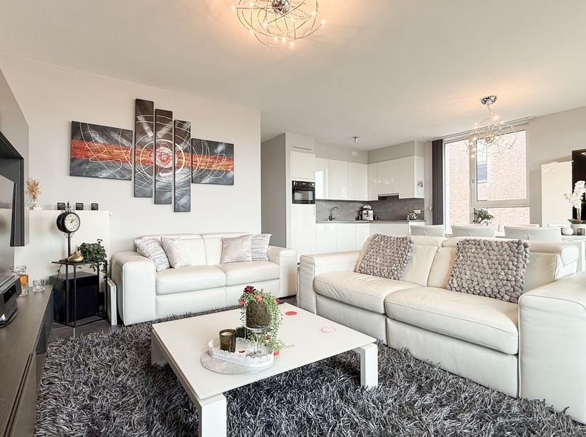 Bij ImmoFusion 7/7 “open huis”: klik op onze 3D-TOUR en ervaar vastgoed alsof je er zelf doorloopt!<br />
Dit prachtige en instapklare appartement is