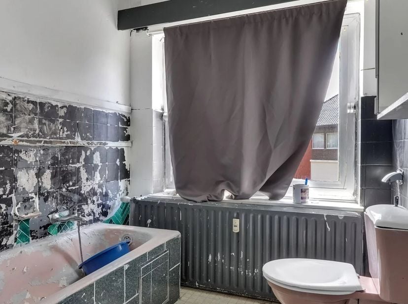 Deze halfopen bebouwing, gelegen aan de Genkerbaan 27 bus 1 in Munsterbilzen (Bilzen-Hoeselt), biedt een praktische indeling, aangenaam wooncomfort en