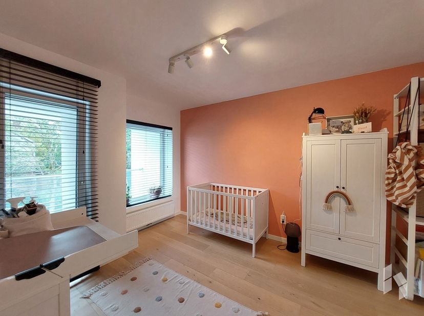 Mooi duplex appartement (113 m²) met 2 slaapkamers en ruim dakterras in het centrum van Leopoldsburg! <br />
Ondergronds is er een parking aanwezig.<b