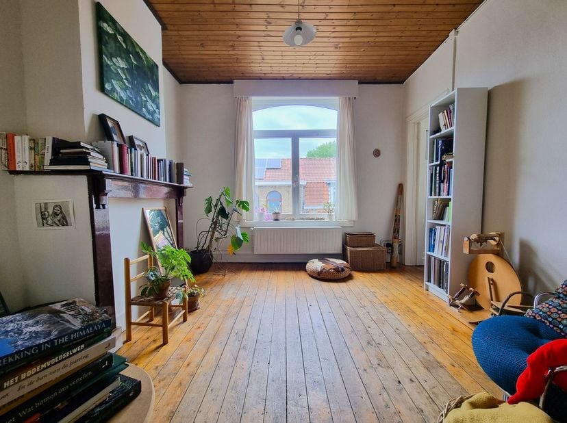 Dit appartement op de tweede verdieping van deze kleine residentie telt één slaapkamer en is gelegen op een gunstige, centrale ligging in de nabijheid