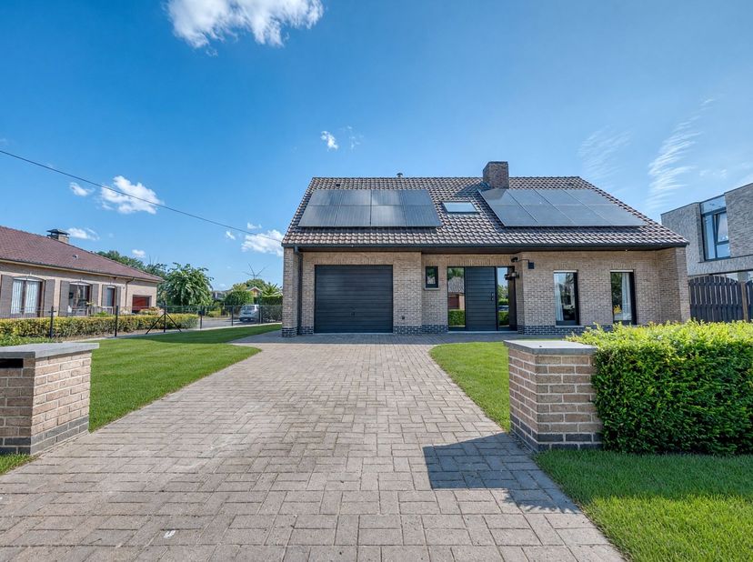 Op zoek naar een instapklare en energiezuinige woning op een rustige locatie, maar toch vlak bij het centrum? Deze gerenoveerde woning combineert ruim