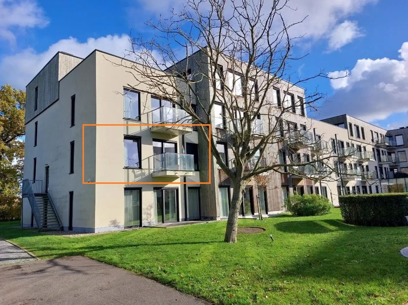 Recente en verhuurde assistentiewoning te koop in Res. Prinsenhof, Brugge. Mooi ingericht in een gebouw met meerdere assistentiewoningen en naast het