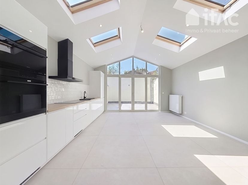 Charmante gerenoveerde rijwoning met terras in het centrum van Tervuren!<br />
<br />
Bij het betreden van de woning komen we binnen in een verzorgd