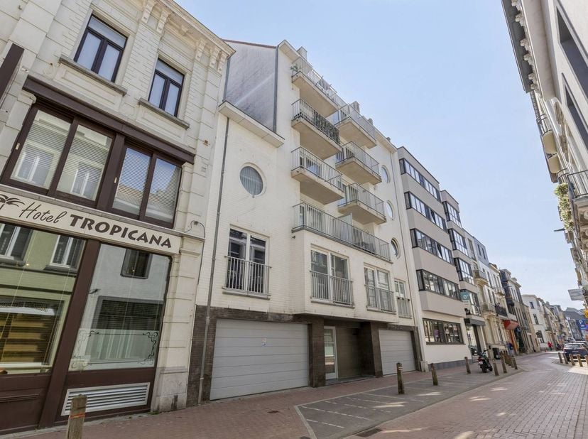 Bent u op zoek naar een instapklaar vastgoed aan de kust? Dit verzorgde appartement in een recent gebouw uit 2007 biedt de perfecte balans tussen een