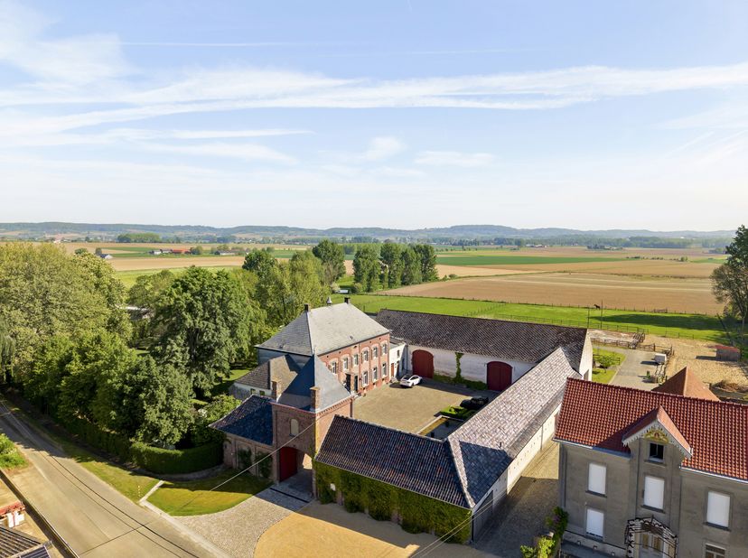Ferme carrée exclusive à vendre à Arc-Wattripont – luxe, tranquillité et authenticité<br />
Cette ferme carrée exceptionnelle, entièrement rénovée tou