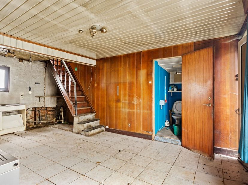 Te renoveren eengezinswoning met tuin en opslagruimte<br />
<br />
Ligging:<br />
Deze te renoveren woning is gelegen net buiten het centrum van Be