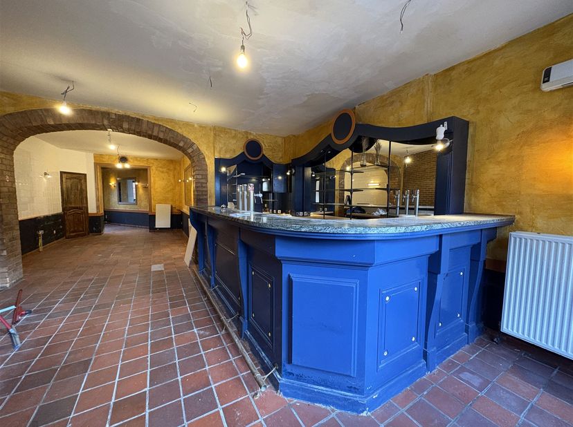 Commercieel pand met een ideale ligging vlakbij het station en de Grand'Place in Péruwelz.<br />
<br />
De ruimte, gelegen op de begane grond van ee