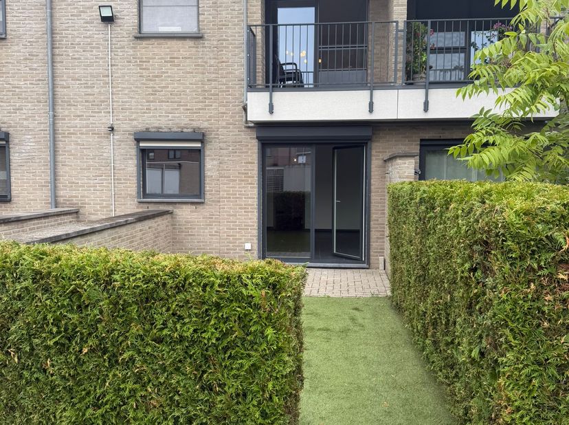Ruim energiezuinig gelijkvloers app met privétuin, terras en garage te Halen<br />
<br />
Dit ruime (86m2) en energiezuinige (A-EPC) gelijkvloerse app