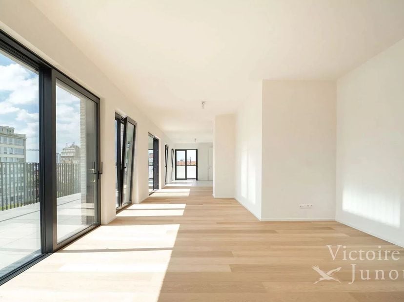Project "UNIQ" A61 - 197 m² - terrace 69,5 m²<br />
Victoire-Junot stelt u dit prachtige 3 slaapkamer penthouse voor - met een mooi terras rondom het