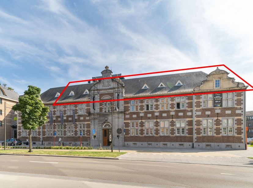 UNIEKE KANTOORRUIMTE (405m2) GELEGEN&amp;nbsp;IN HET STATIGE 'OUD GASTHUIS' OP DE GROENE BOULEVARD TE HASSELT.&amp;nbsp;<br />
TROEVEN<br />
- Top-locatie<br