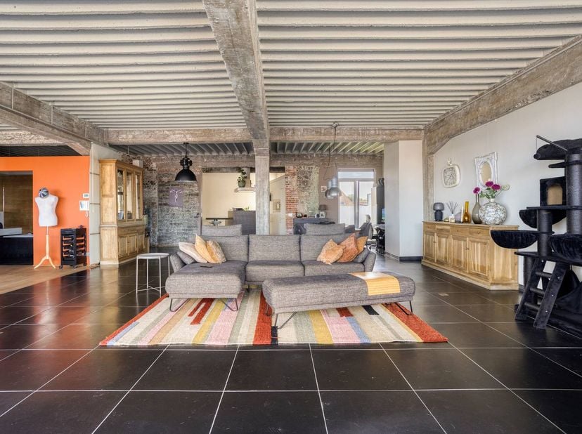 Residentie De Kanaallofts geniet van een rustige ligging langs het kanaal Kortrijk–Bossuit, terwijl het bruisende centrum van Kortrijk zich op wandel-