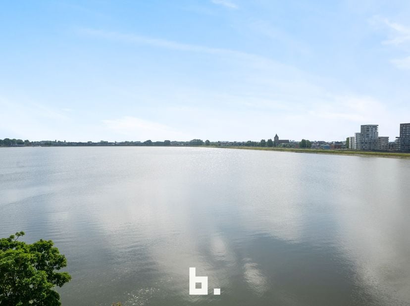 Instapklaar en ruim appartement met prachtig open zicht op de Spuikom! Gelegen op de vierde verdieping van een verzorgde residentie, geniet dit appart